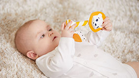 3-5+ meses - MOTRICIDAD FINA