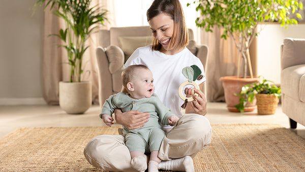 0+ months: VISUAL STIMULATION